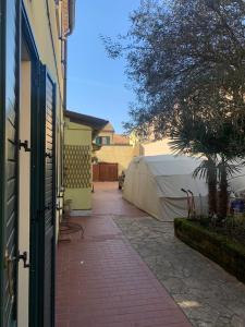 una porta per una casa con marciapiede e tenda di B&B Dal Fiocinino a Comacchio