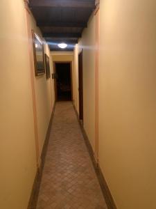 corridoio con lungo corridoio e pavimento piastrellato di B&B Dal Fiocinino a Comacchio