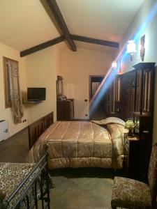 sypialnia z 2 łóżkami i niebieskim światłem w obiekcie B&B Dal Fiocinino w mieście Comacchio