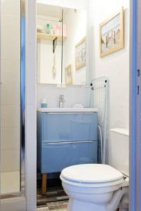 een badkamer met een blauwe wastafel en een toilet bij La Fleur d Honfleur avec son parking in Honfleur