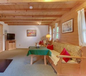 sala de estar con sofá y mesa en Ferienwohnung Schmidt - Natur und Ruhe, en Schwaigen