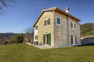 a large stone building with two tables in front of it at Villa Viktoria & Andras in Tredozio