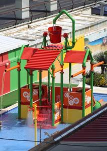 un colorido parque acuático con un tobogán de agua en Hotel Papi en Malgrat de Mar