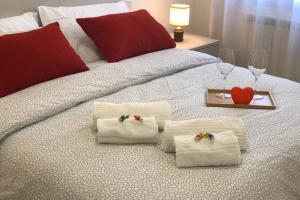 a bed with white towels and a tray with a heart at Ca Eleonora in Venice