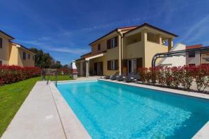 Bazén v ubytovaní Complex of 2 villas Banjole-Marisol with 2 private pools for up to 20 persons only 200m from the beach - WiiBuk alebo v jeho blízkosti