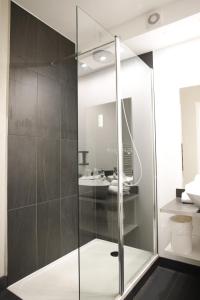 bagno con doccia in vetro e lavandino di Le Fangassier a Saintes-Maries-de-la-Mer