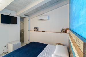 a bedroom with a bed and a large aquarium at B&B Il Colore del mare in Agropoli