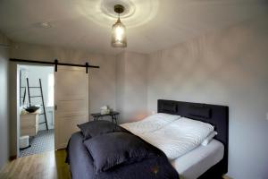 Postel nebo postele na pokoji v ubytování Brimslóð Atelier Guesthouse