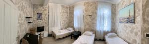1 dormitorio con cama, lavabo y TV en AB Apartment Objekt 54, en Esslingen