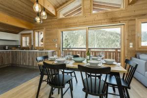 comedor y cocina con mesa y sillas en APARTMENT TRABETS 2 - Alpes Travel - LES HOUCHES - sleeps 8, en Les Houches