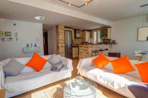 A seating area at La Marina Sea Front by Hello Homes Sitges