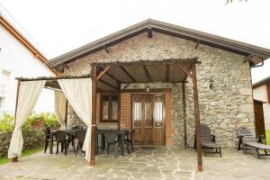 a pavilion with a table and chairs on a patio at casa de maria in Hazas de Cesto