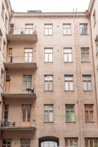 an apartment building with windows and balconies at Pieni Roobertinkatu Small 13 in Helsinki