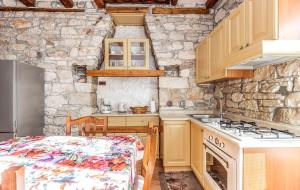 eine Küche mit einem Tisch und einem Herd Top-Backofen in der Unterkunft Bruna in Poreč