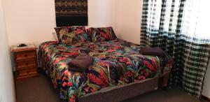 Ein Bett oder Betten in einem Zimmer der Unterkunft Mermaid Beachside Accommodation