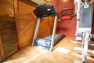 The fitness centre and/or fitness facilities at Mountain Chalet Sea Views & Pool