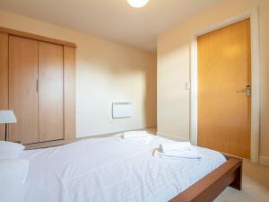 Postel nebo postele na pokoji v ubytování Bright & Spacious 4BD Suburban Home