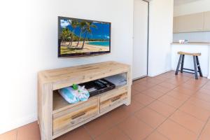 TV a/nebo společenská místnost v ubytování OCEAN VIEWS 10