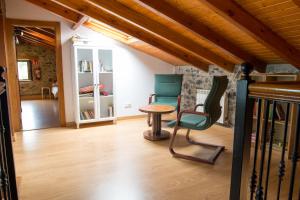a living room with a chair and a table at casa de maria in Hazas de Cesto