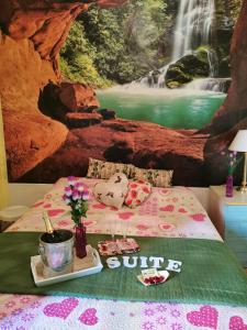 1 dormitorio con 1 cama con un mural de una cascada en Bed & Breakfast Macallè en Catania
