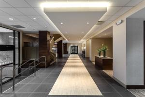 un corridoio di un ospedale con di Holiday Inn Chicago North-Evanston, an IHG Hotel a Evanston