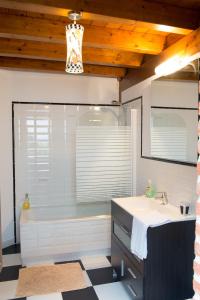 a bathroom with a bath tub and a sink at casa de maria in Hazas de Cesto +10 photos