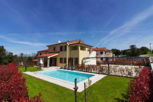 Zdjęcie z galerii obiektu Complex of 2 villas Olivia-Aurora with 2 private pools for up to 20 persons only 200m from the beach w mieście Banjole
