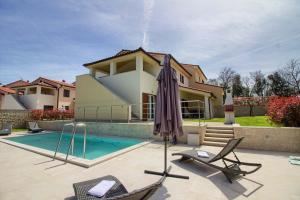 Zdjęcie z galerii obiektu Complex of 2 villas Olivia-Aurora with 2 private pools for up to 20 persons only 200m from the beach w mieście Banjole