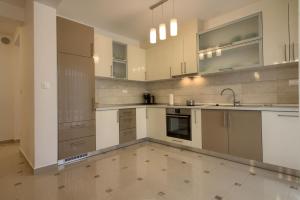 Zdjęcie z galerii obiektu Complex of 2 villas Olivia-Aurora with 2 private pools for up to 20 persons only 200m from the beach w mieście Banjole