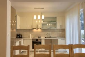 Zdjęcie z galerii obiektu Complex of 2 villas Olivia-Aurora with 2 private pools for up to 20 persons only 200m from the beach w mieście Banjole