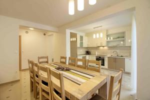 Zdjęcie z galerii obiektu Complex of 2 villas Olivia-Aurora with 2 private pools for up to 20 persons only 200m from the beach w mieście Banjole