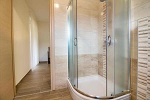 Zdjęcie z galerii obiektu Complex of 2 villas Olivia-Aurora with 2 private pools for up to 20 persons only 200m from the beach w mieście Banjole