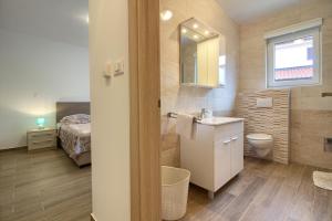 Zdjęcie z galerii obiektu Complex of 2 villas Olivia-Aurora with 2 private pools for up to 20 persons only 200m from the beach w mieście Banjole