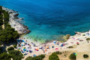 Zdjęcie z galerii obiektu Complex of 2 villas Olivia-Aurora with 2 private pools for up to 20 persons only 200m from the beach w mieście Banjole