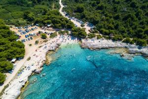 Zdjęcie z galerii obiektu Complex of 2 villas Olivia-Aurora with 2 private pools for up to 20 persons only 200m from the beach w mieście Banjole