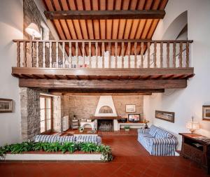 uma grande sala de estar com uma escada e uma lareira em Florence Country Residence em Vaglia