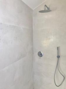 La salle de bains est pourvue d'une douche avec un pommeau de douche. dans l'établissement SkyEscaPe Pescara Centro, à Pescara