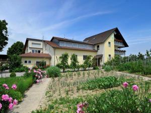 une maison avec un jardin en face dans l'établissement Ferienhof Walter, à Fribourg-en-Brisgau