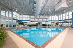Swimmingpoolen hos eller tæt på Holiday Inn Chicago - Elk Grove, an IHG Hotel