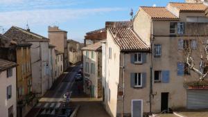 an alley in an old town with buildings at Appartement de Charme - Parc du Luberon in Cadenet