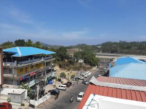 una vista panoramica su una città con un parcheggio di Hotel Horizon Hues a Port Blair