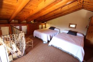 ベニッサにあるRocasol - rustic finca for nature lovers in Benissaの木製の天井の部屋にベッドが2つある +22枚の写真