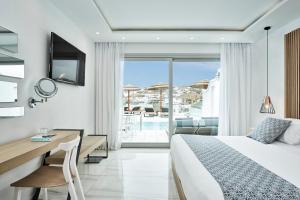 Cama ou camas em um quarto em Grand Beach Hotel