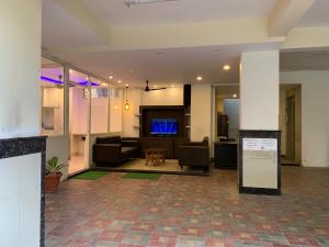 TV a/nebo společenská místnost v ubytování JK Rooms 126 Parashar Legacy - Opp Railway Station