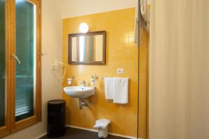 a bathroom with a sink and a mirror at Sopra il Limoneto in Cetara