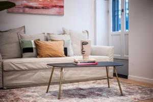 - Mesa de centro en la sala de estar con sofá en Collection Latina - Apartamentos Únicos en el Barrio Más Auténtico, en Madrid