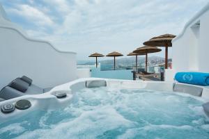 A piscina localizada em Grand Beach Hotel ou nos arredores