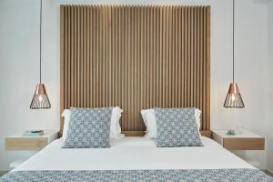 Cama ou camas em um quarto em Grand Beach Hotel