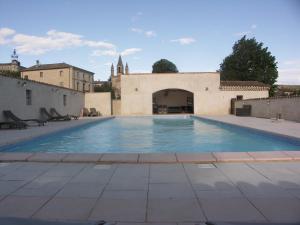 una piscina en medio de un edificio en Domaine Saint Martin, en Valliguières