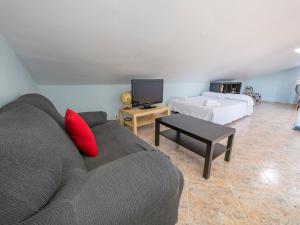 a living room with a couch and a tv at Club Villamar - Admirada in San Poncio